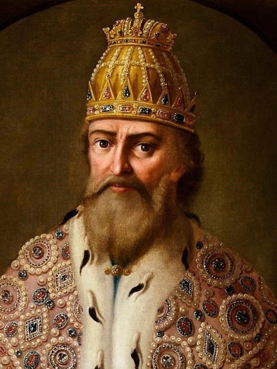 Изначально термин «царь» уходил корнями в российские монархические традиции, где он обозначал верховное руководство. В хаотичной обстановке военной борьбы этот титул был принят офицерами, особенно полковниками, чтобы усилить свое господство над небольшими подразделениями или стратегическими операциями. Это была сознательная попытка внушить страх и уважение, часто использовавшаяся для тех, кто занимал критические позиции в командной цепочке.