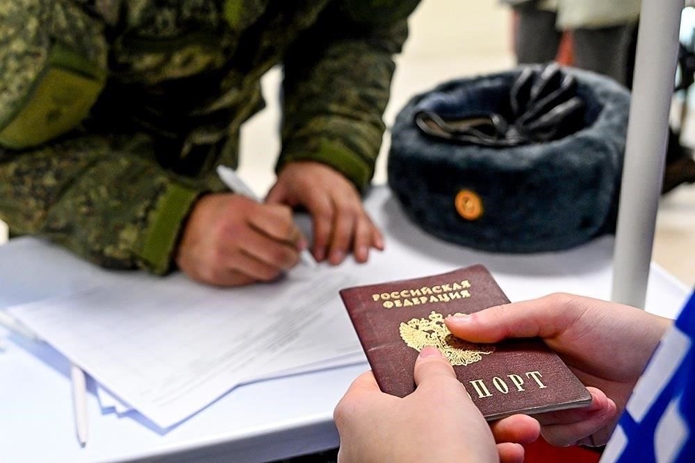 С 2024 года иностранные граждане, получившие российское гражданство, обязаны встать на воинский учет, если они подпадают под призывной возраст. Это правило распространяется как на мужчин, так и на женщин, получивших российское гражданство и подлежащих призыву на военную службу. Непостановка на учет может быть расценена как несоблюдение требований, что чревато лишением гражданства по причине невыполнения законов об обороне страны.