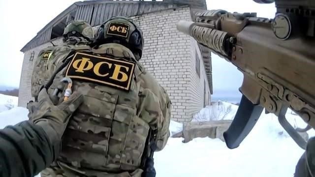 В ходе специальной военной операции (СВО) Федеральная служба безопасности (ФСБ) играет важнейшую роль в координации обороны государства. Взаимодействие спецслужб и вооруженных сил обеспечивает успех операции в различных условиях, способствуя защите территориальной целостности. Участие специализированных подразделений ФСБ в СМО необходимо для противодействия трансграничным угрозам, ведения наблюдения и поддержания порядка на важнейших рубежах.
